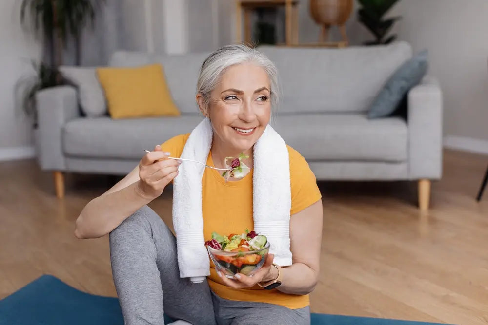 Nainen syö terveellistä salaattia istualtaan